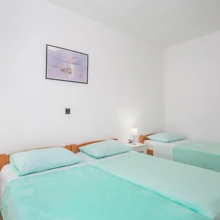 Apartament Amazing In With Wifi Omišalj