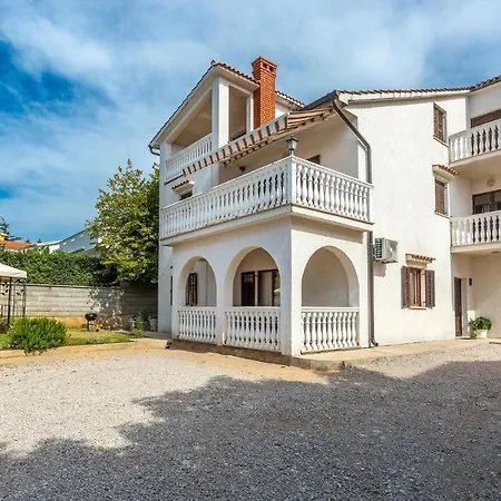Apartment 2 Bedroom Beautiful In *