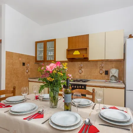 2 Bedroom Beautiful In Omisalj