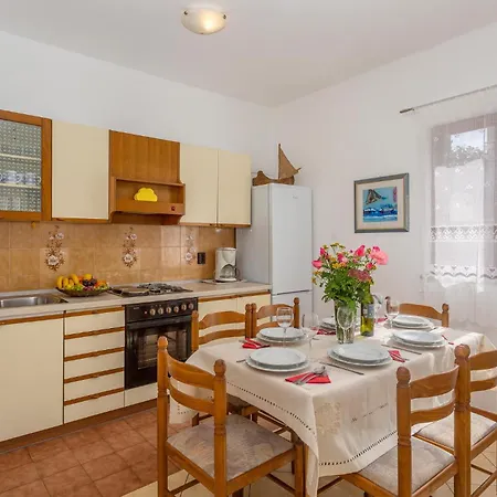 Apartment 2 Bedroom Beautiful In Omisalj