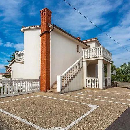 Apartment 2 Bedroom Beautiful In *