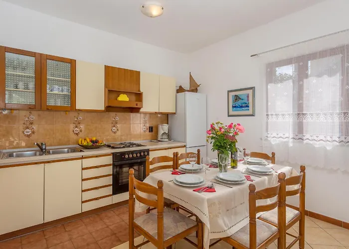 Apartamento 2 Bedroom Awesome In Omišalj